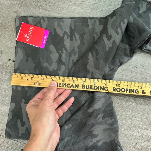 NWT Spanx Look At Me Now Cropped Seamless Leggings M Gray Camo - Picture 10 of 12
